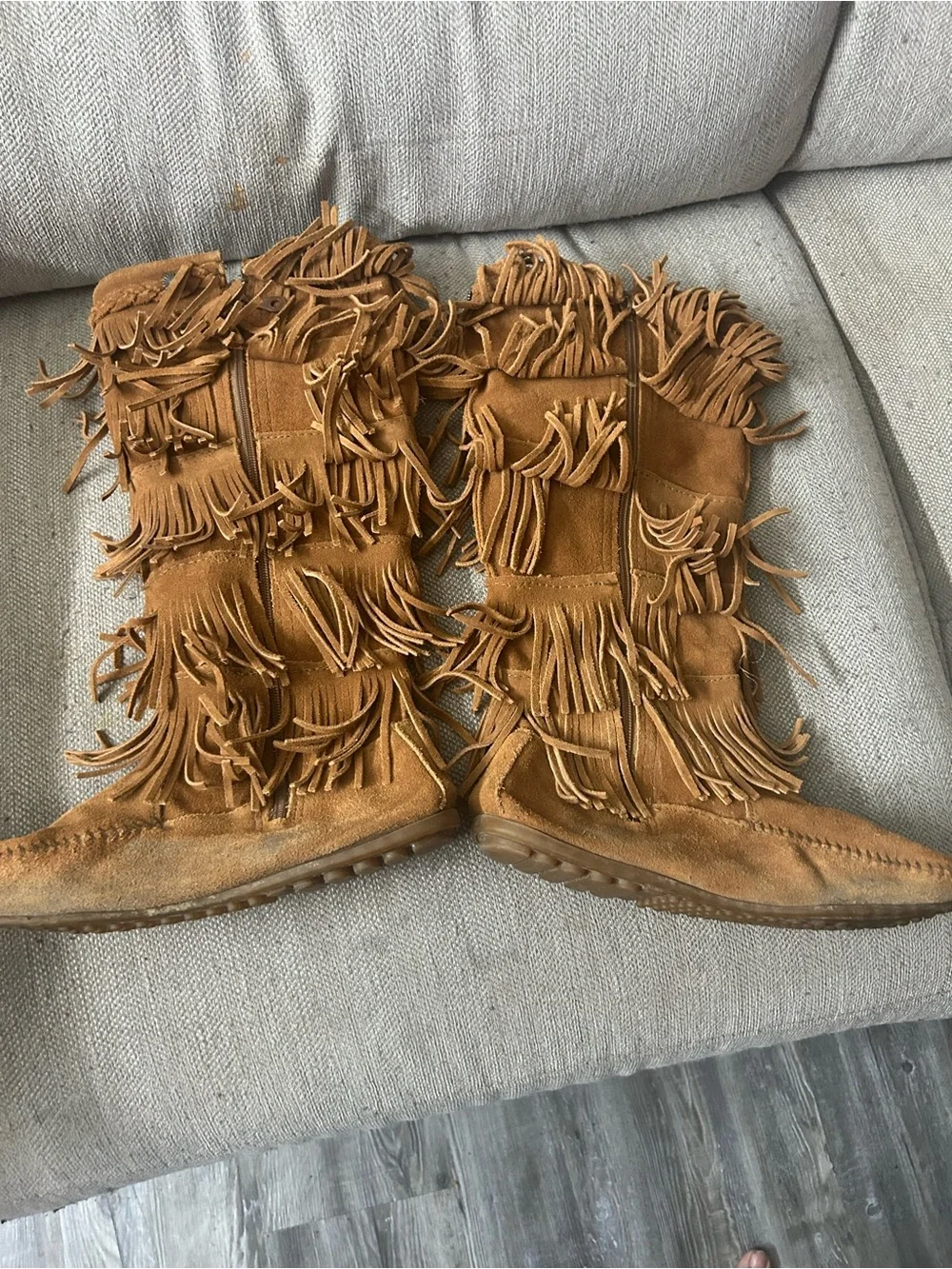 Minnetonka five tier fringe boots women's size 10